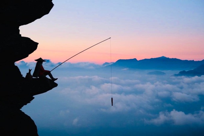 ‘Fishing’ in the clouds in winter in Lao Than