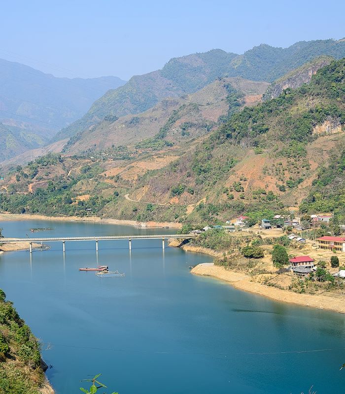 Marvel at the beauty of the peaceful and majestic Nam Mu Son La River