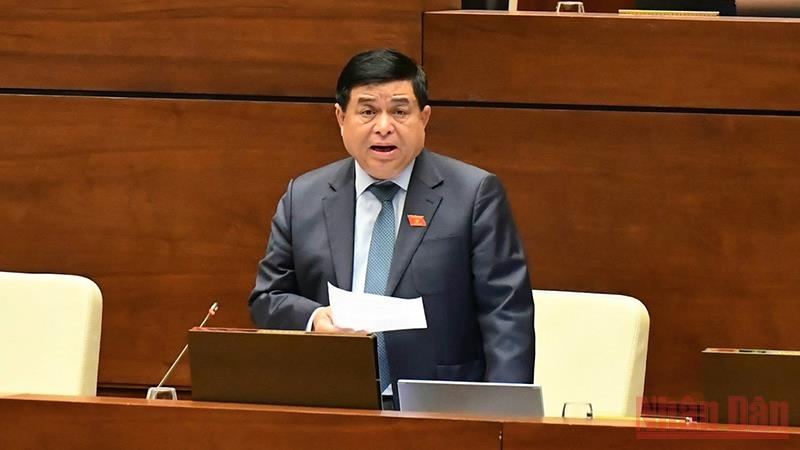 Minister explains to National Assembly on land management