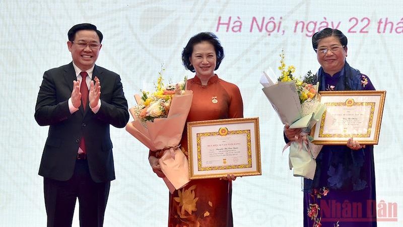Senior Party membership insignias presented to former members of parliament