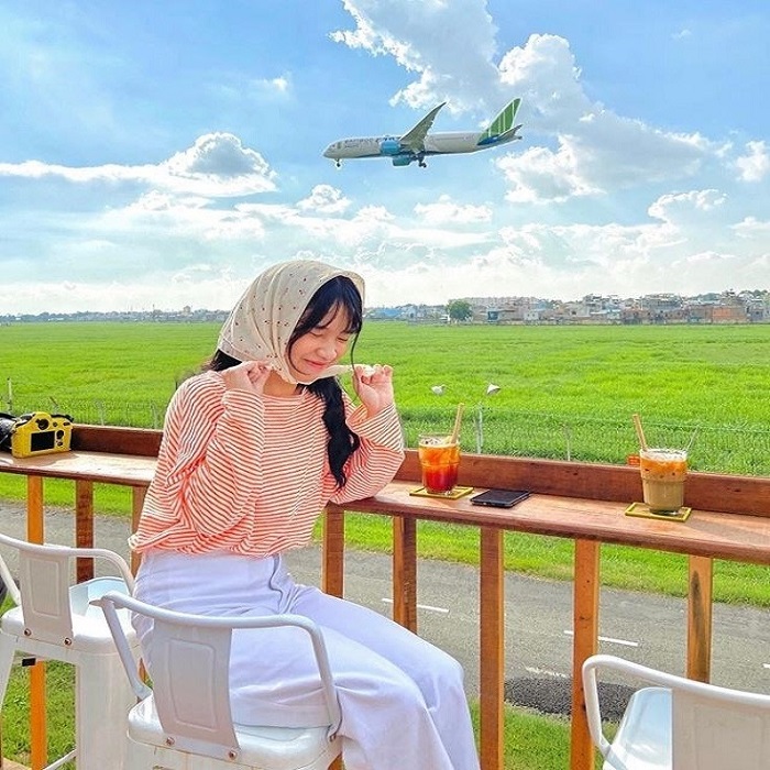 Review of 5 airplane view cafes in Saigon, delicious drinks, extremely ‘chill’ view