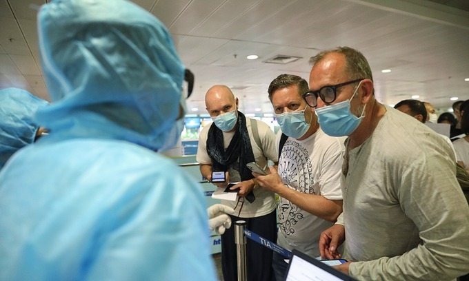 Experts propose shortening quarantine period for international passengers to 3 days