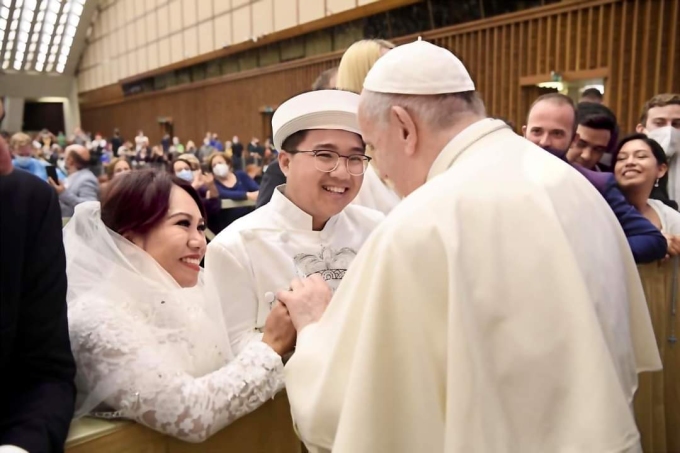 Vietnamese tourists are blessed by Pope in the Vatican