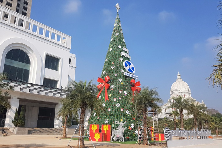 Admire the “giant” Christmas tree as tall as a 5-story building in Ninh Binh