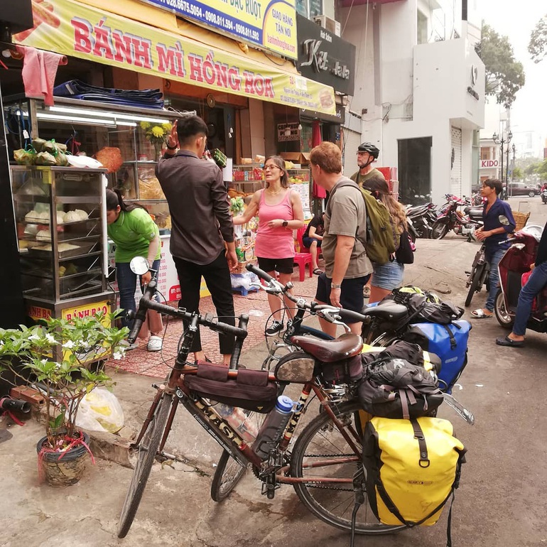 Bread shops in Saigon, customers who want to eat have to queue for an hour