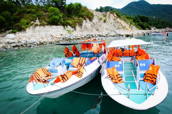 Come to Bai Nom Cam Ranh to snorkel and enjoy lobsters