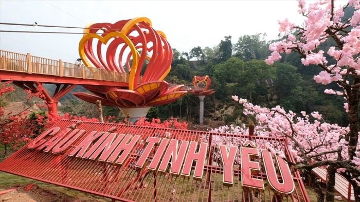 Explore Moc Chau Love Glass Bridge – A sweet and memorable tourist destination