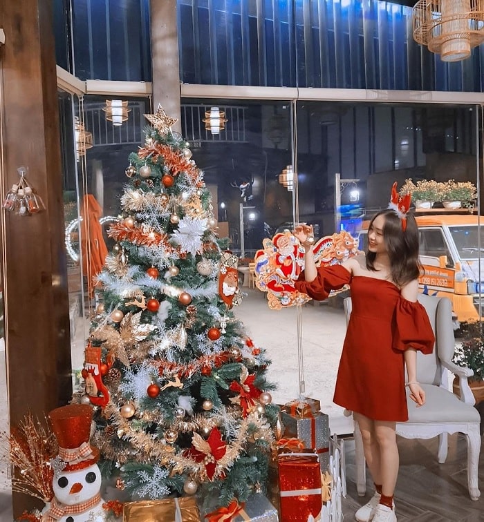 ‘Fire engine’ with Christmas check-in points in Tam Dao