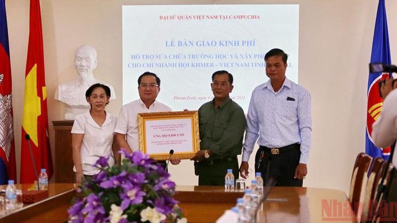 Embassy funds over 16,000 USD on school and office of Vietnamese expatriates in Cambodia