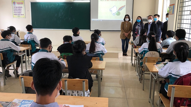 Hanoi allows senior high-school students to return to school from December 6