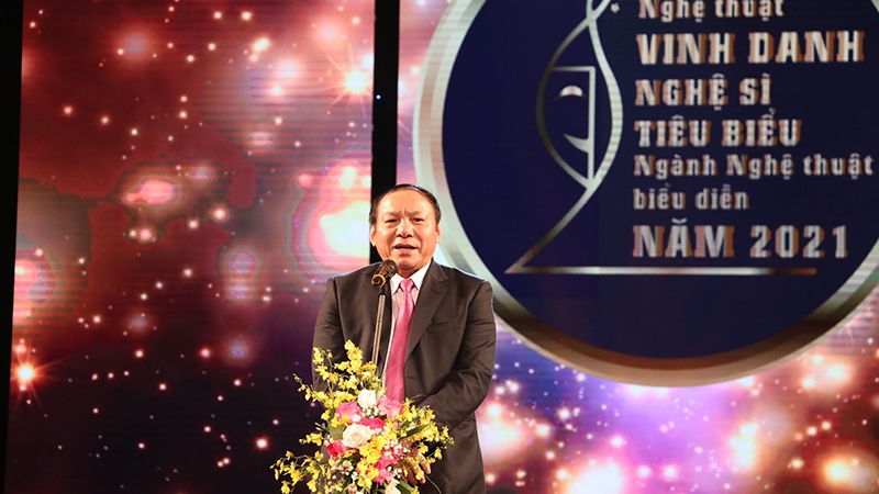 Typical faces of performing arts industry in 2021 honoured