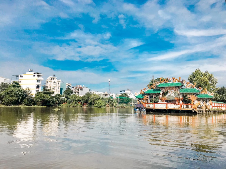 The 300-year-old temple “floats” in the middle of the Saigon River, customers queue up to wait for the ferry to find the “mysterious” history