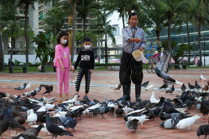 The person who takes care of more than 1,000 pigeons by the East Sea