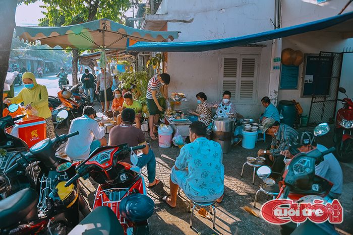 This Saigon food stall sells porridge for less than ten US cents
