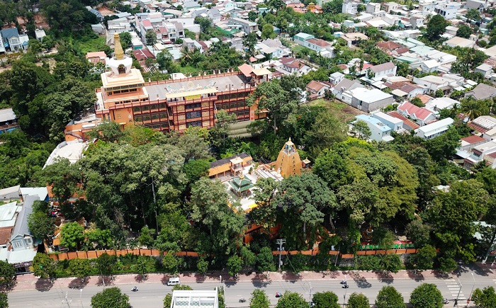 Visit the Binh Duong Tibetan (Tay Tang) Temple to admire its unique architecture and tranquil sight