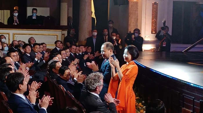 Billionaire Pham Nhat Vuong’s spouse first appeared and introduced a mysterious Ao Dai
