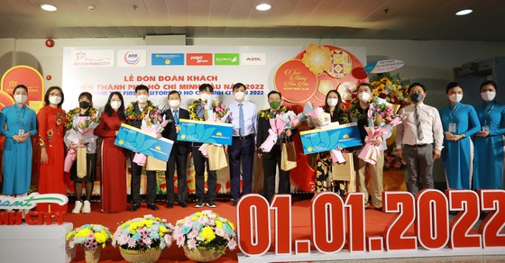 HCMC rolls out red carpet to new year’s first tourists