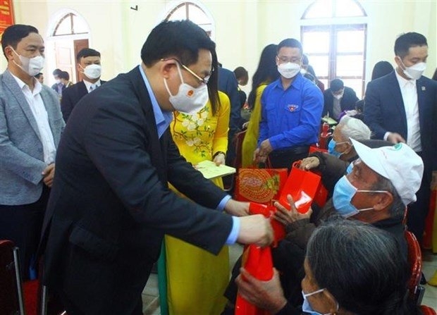 NA Chairman presents Tet gifts to the poor, policy beneficiaries
