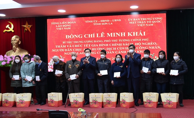 Deputy PM Le Minh Khai presents Tet gifts to Son La people
