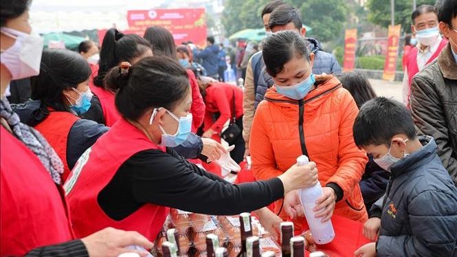 Hanoi Red Cross Society supports poor, AO victims ahead of Tet