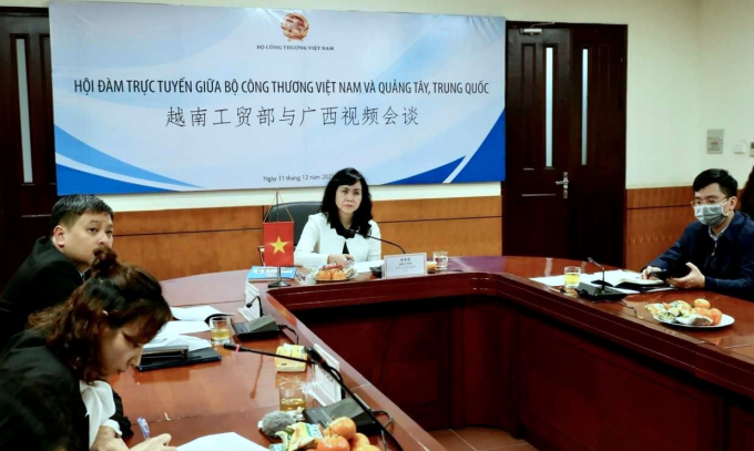 Urging businesses to use railway and seaway to clear backlog of products