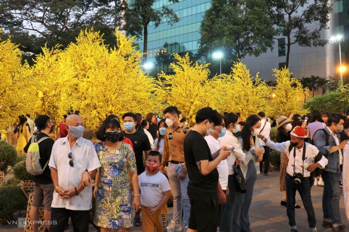 Ong Do Street in Ho Chi Minh City is crowded before Tet