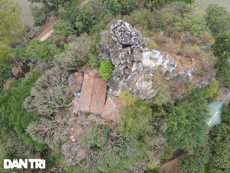 Strangely, the ancient pagoda has been lying precariously on the top of the mountain for 6 centuries in Hanoi