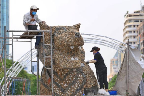 The flower road design site is in busy days to be completed on schedule scene on Nguyen Hue flower street 2022