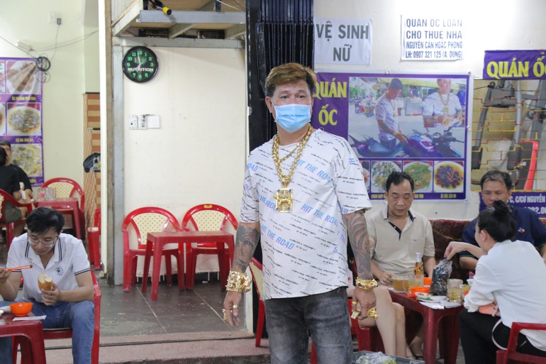 The owner of a snail shop in Ho Chi Minh City “plays well” wearing 115 ...
