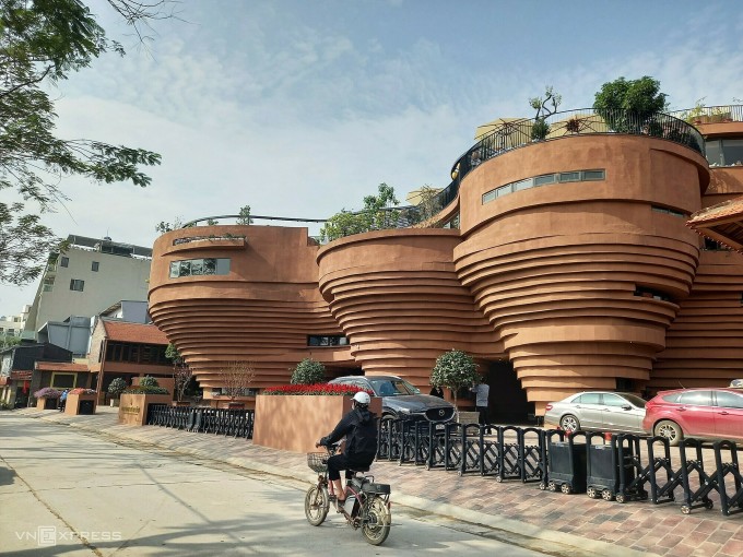 The turntable-shaped house in Bat Trang pottery village