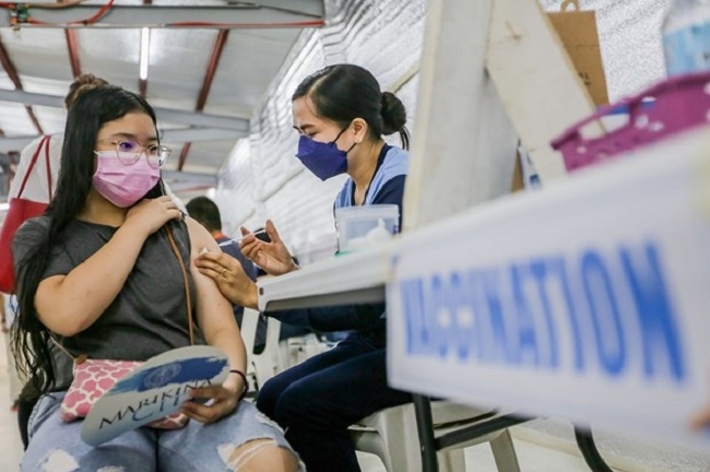 Philippines confirms community transmission of Omicron, cases hit record