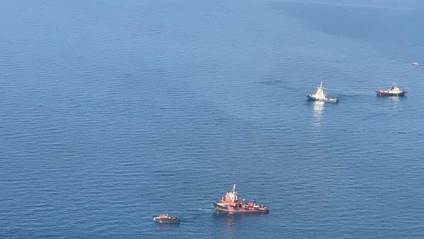 Thailand strives to contain oil spillover at sea
