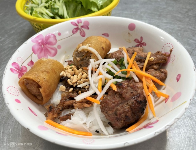 30 years of ‘eat full’ grilled meat vermicelli restaurant in Saigon