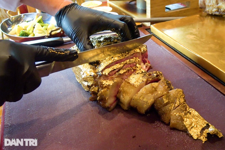 Beef “wrapped” in gold, eat a piece and lose millions in Hanoi