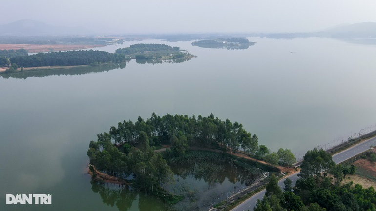 Change the wind to go camping, eat barbecue at a 5.25 km2 lake near Hanoi