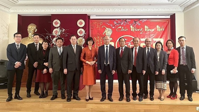 Lao Ambassador makes Tet visit to Vietnamese Embassy in France