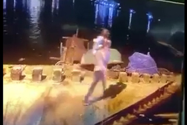 The case of the daddy throwing his 5-year-old daughter into the river: Father typically exhibits off his baby, the grandchild is carried away nonetheless holding the doll his father gave him