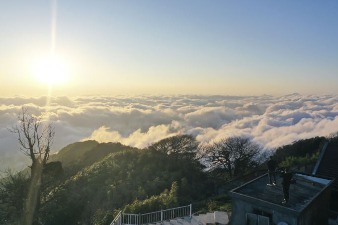 Sea of clouds on top of Phia Oac mountain