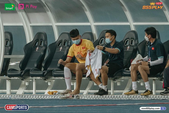 Placing the goalkeeper into the striker, U23 Vietnam made the house followers admire