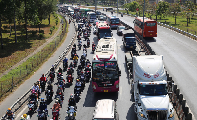 The roads to Ho Chi Minh City and Hanoi are stuck