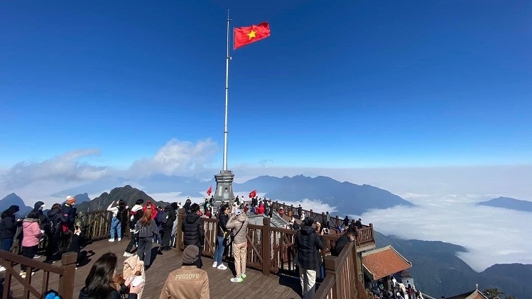 Holidaymakers flock to Lao Cai, Can Tho and Quang Ninh during Tet