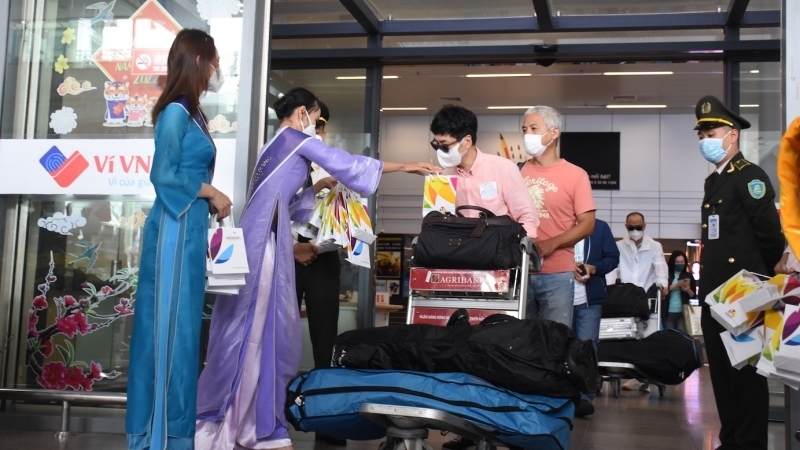 Vietjet flights brings first tourists in new lunar year to Da Nang, Van Don