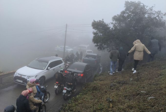 Visitors enjoy watching the ice in Mau Son