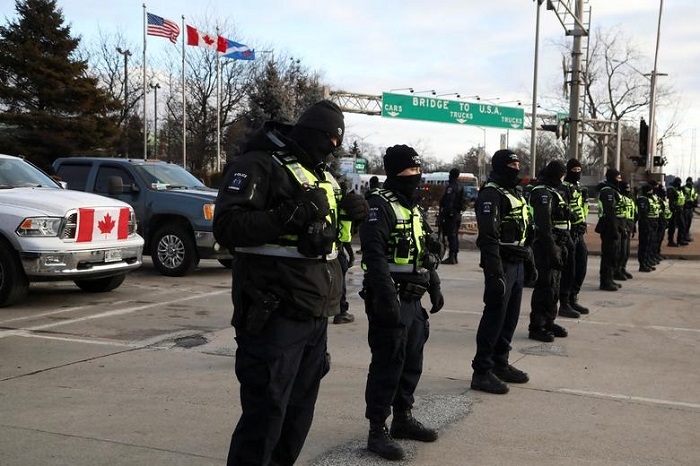 Canada police in standoff with protesters blocking bridge to US