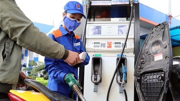 Petrol prices down by 600 VND per litres after seven hikes