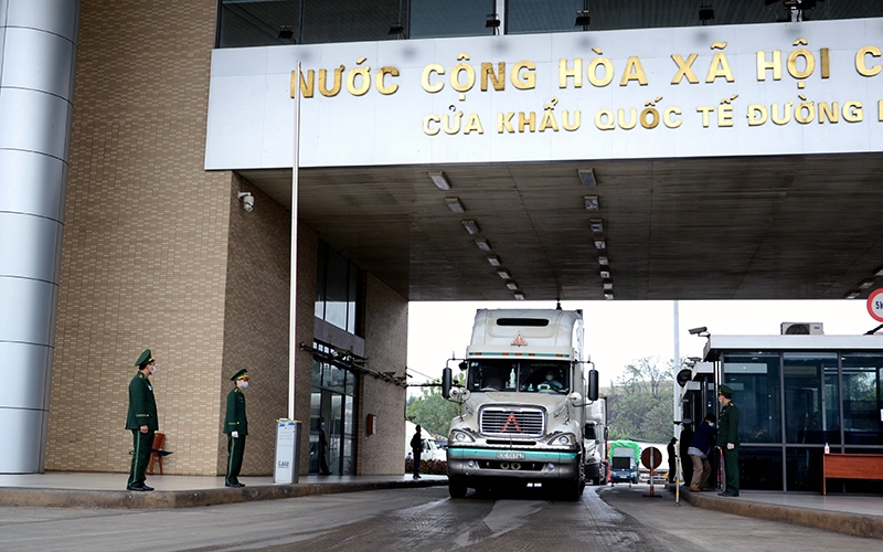 Promoting customs clearance of goods at border gates
