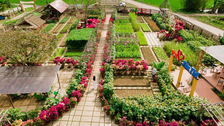 Cooperative makes a beautiful rural garden to welcome guests to check-in
