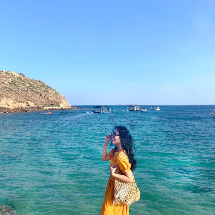 Eating out in Quy Nhon in March immersed in the blue sea, white sand, and sunshine 