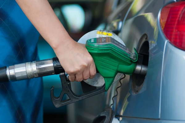 Mom let me study at home because gasoline is up to 60,000 VND/liter