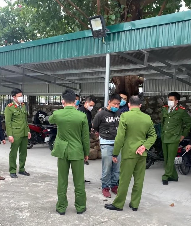 Coming into Vietcombank, shouting ‘bomb in individual’, the robber was caught on the spot